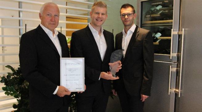 Stellvertretend für die Sparte Liebherr-Hausgeräte nahmen Helmuth Bauer (v.l.), Thomas Kandolf und Thomas Obererlacher die Auszeichnung in der Kategorie „Best Innovation Management“ in Empfang.