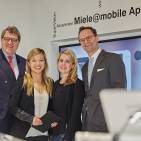 Anfang 2017 begrüßten die Miele Geschäftsführer Dr. Reinhard Zinkann (li.) und Dr. Axel Kniehl in Köln die beiden Kitchen Stories-Gründerinnen Mengting Gao (2.v.l.) und Verena Hubertz.