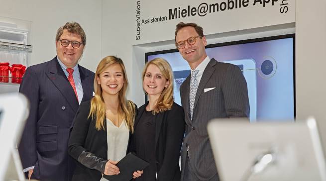 Anfang 2017 begrüßten die Miele Geschäftsführer Dr. Reinhard Zinkann (li.) und Dr. Axel Kniehl in Köln die beiden Kitchen Stories-Gründerinnen Mengting Gao (2.v.l.) und Verena Hubertz.