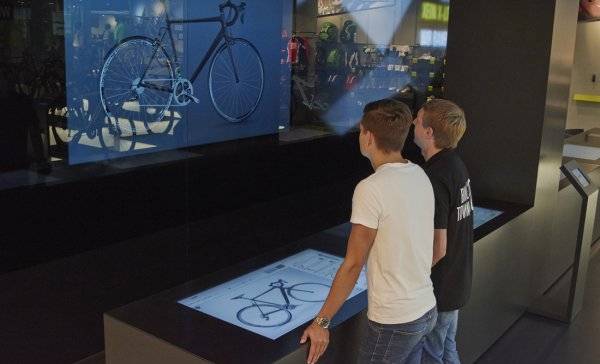 So geht moderner Fahrradhandel heute: Beratung an der „Interactive Wall“ bei Rose Bikes.