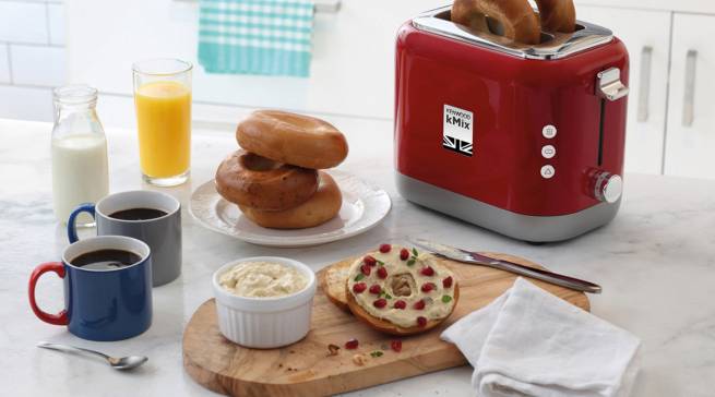 Ein Hingucker im knalligen Rot: der Kenwood Toaster der kMix Serie.