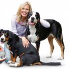 Auf den Hund gekommen: Markenbotschafterin Nina Ruge mit dem ersten beutellosen Hybridzyklonsauger von Thomas.