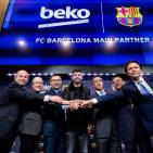 Beko ist einer der Top-Sponsoren des FC Barcelona(v.l.n.r.): Oscar Grau, ManelArroyo, Josep Maria Bartomeu, Gerard Piqué, Ali Y.Koç, Fatih Ebiçlioglu & Hakan Bulgurlu).