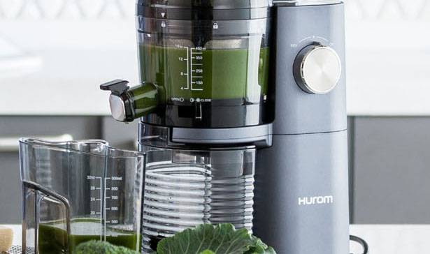 Hurom Slow Juicer H-AI mit Smart Hopper Aufsatz.