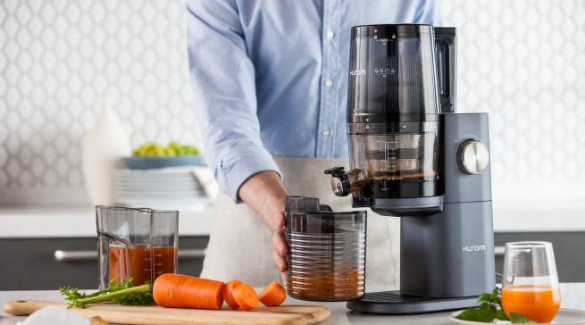 Vitaminnachschub garantiert: Slow Juicer H-AI von Hurom.