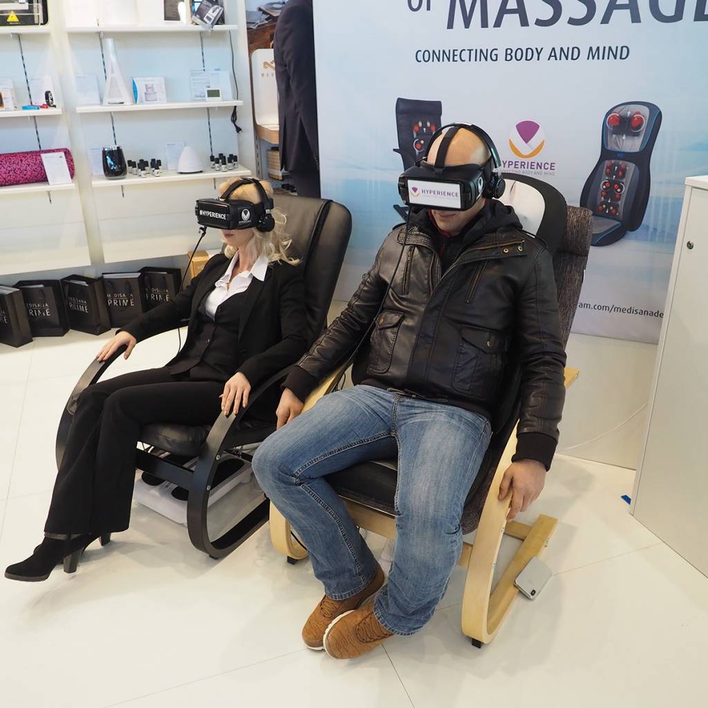 Eine mentale und körperliche Entspannung gefällig? Medisana entführte per VR-Brille an einen herrlichen Strand, der Relaxsessel massierte derweil den Körper.
