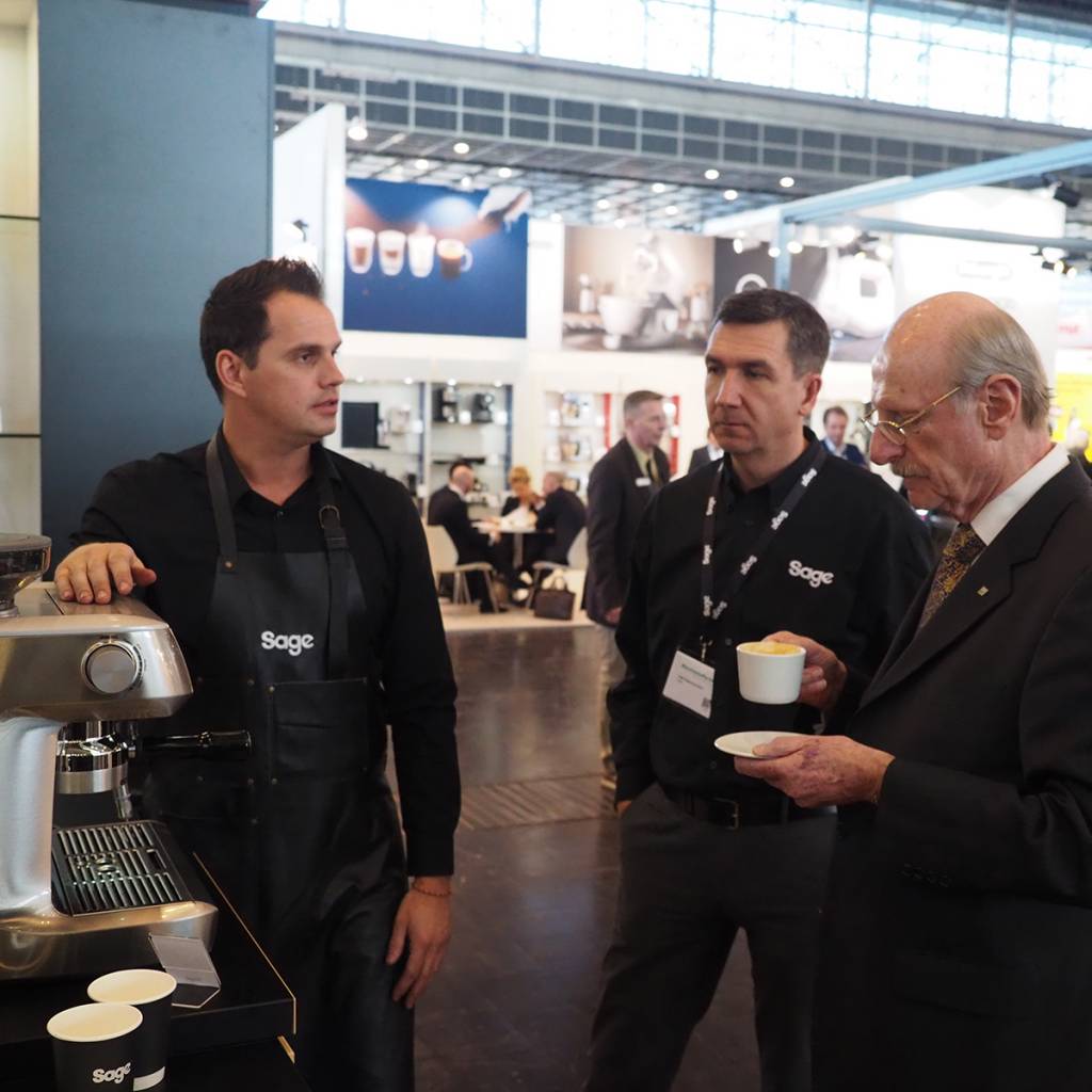 Edgar Haubrich, Mitbegründer von ElectronicPartner, begutachtet seinen Kaffee, den er aus dem Siebträger von Sage zelebriert bekam.