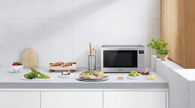 Viele Talente vereint auf kleinstem Raum: Backen, Grillen, Garen oder Auftauen geht mit den neuen Panasonic Inverter-Mikrowellen leicht von der Hand.