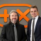 Donat Brandt, Präsident des Plus X Award, beruft Daniel Krebs (re.) zum neuen Digital CEO.