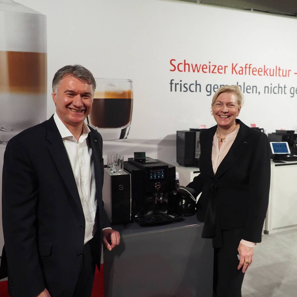 Präsentieren die den neuen Jura Kaffee-Vollautomaten S80: Horst Nikolaus und Wiebke Reineke.