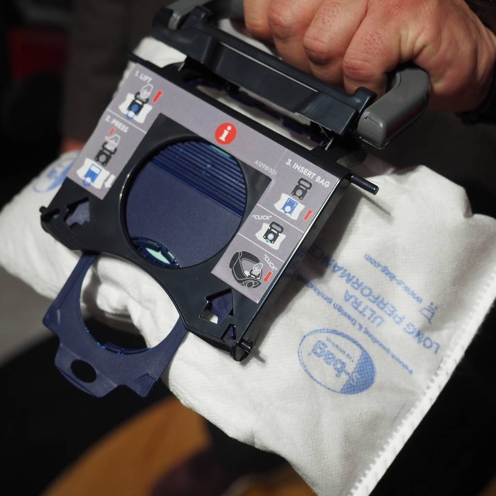 AEG präsentierte seinen S-Bag, der sich beim Entnehmen aus dem Staubsauger von selbst verschließt.