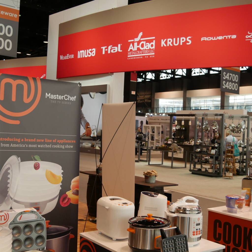Nicht zu übersehen: Der Messestand der Groupe SEB, die sich als Weltmarktführer bei Kleingeräten sieht.