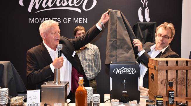 Auf der IFA 2015 enthüllten Rudolf Schulte und Ralf Wietek (re) den Wurster, das Top-Thema Nr. 1 der Messe.