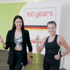 Im Rahmen des 150jährigen Markenjubiläums stellte Soehnle ein Fitnessprogramm für Einsteiger vor. Präsentiert wurde dieses - zusammen mit dem Fitness-Model Sabrina - von der Moderatorin Rebecca Mir (li).