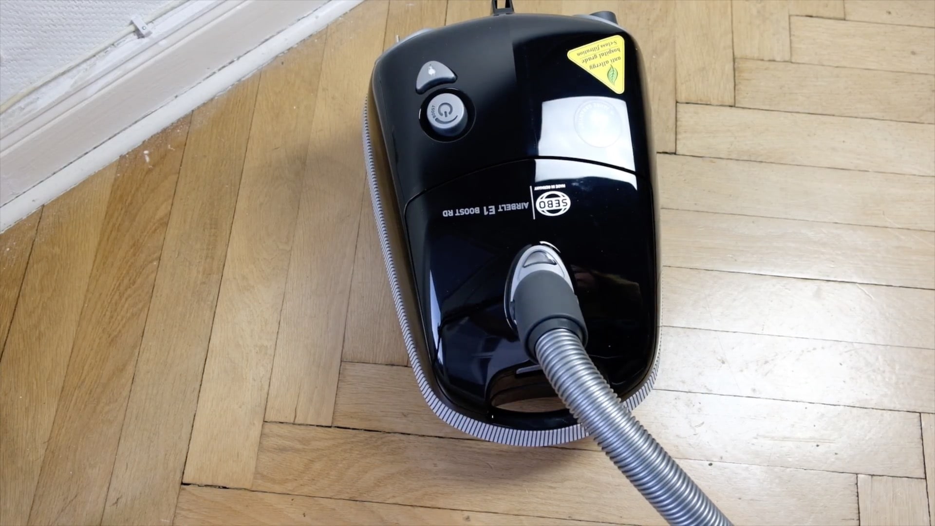 <h1>Testbericht: SEBO AIRBELT E1 BOOST RD</h1><h3 style='font-size: 20px; margin: 0px 0px 15px 0px;'>Hohe Saugkraft und schonend für Möbelkanten</h3>