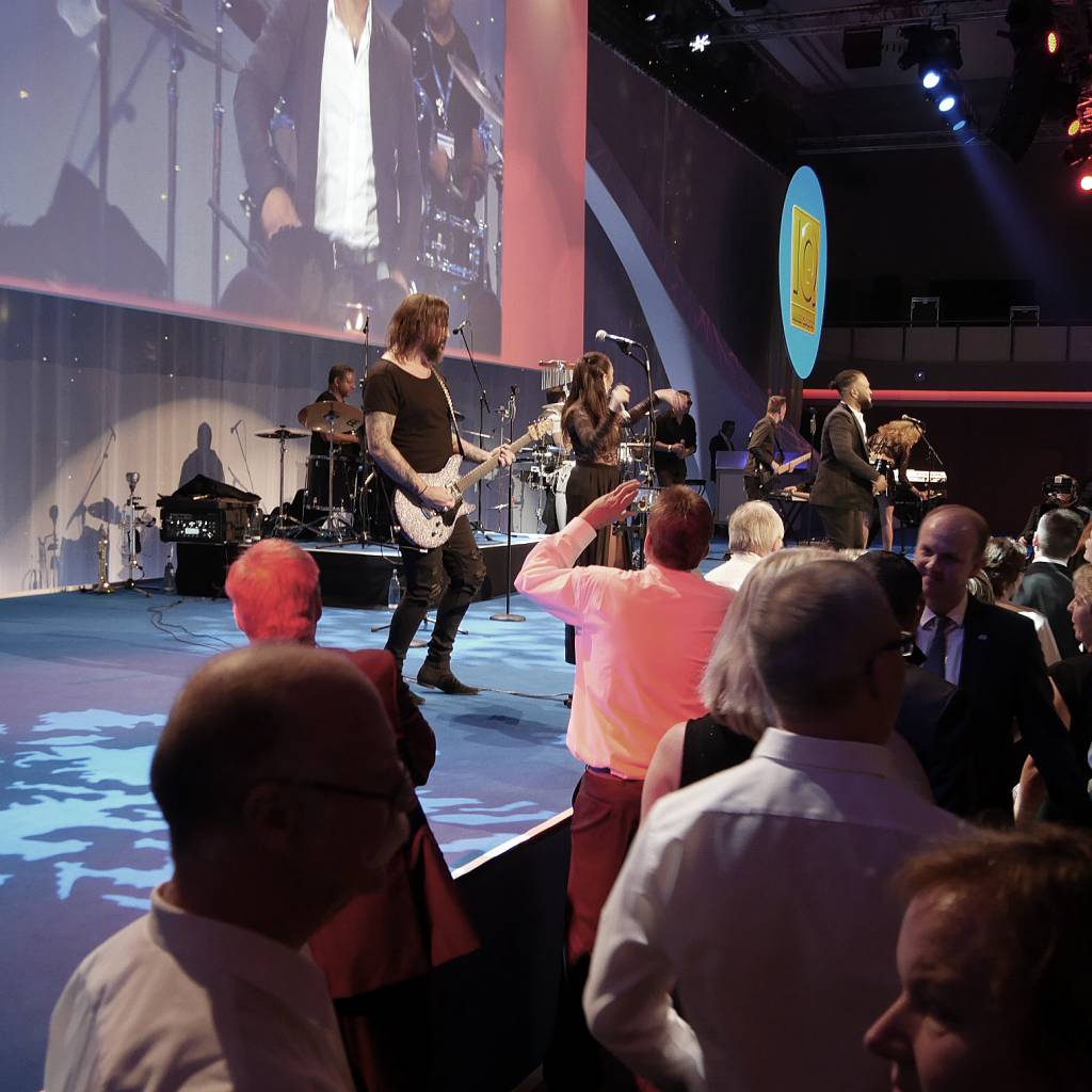 Gala-Abend: Holten die teleringer auf die Tanzfläche: Die Starband Joe Withney & The StreetLIVE Familly.