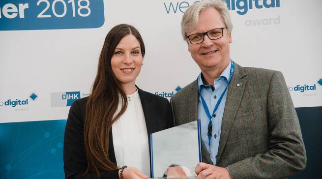 Auf der Cebit nahm Beurer PR-Managerin Teresa Schellhorn den Preis von DIHK Hauptgeschäftsführer Dr. Martin Wansleben entgegen.