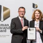 CFO Marco Getz und Marketing Direktorin Anja Schimmelpfennig nehmen für Medisana den German Brand Award 2018 entgegen.