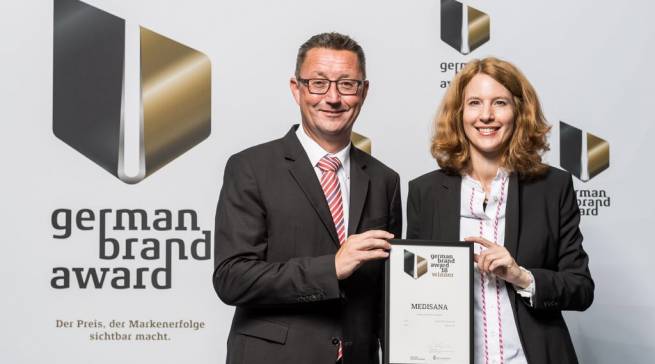 CFO Marco Getz und Marketing Direktorin Anja Schimmelpfennig nehmen für Medisana den German Brand Award 2018 entgegen.