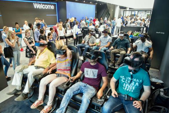 Bereits beim Betreten des Showcase tauchen die Konsumenten in die Samsung Welt ein, wenn sie am Eingang das beeindruckende VR-Theater passieren.