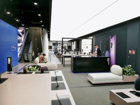 In der Connect Lounge im Erdgeschoss können Kunden mobile Highlights auf Herz und Nieren testen.