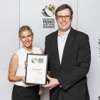 Der German Innovation Award geht an Thomas, vertreten durch Marketing Managerin Linda Wiese und Innovationmanager Vladimir Sizikov.