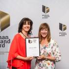 Susanne Ott (Brand Manager Seasonal Activations) und Stefanie Biebl (Head of Creative Studio) freuen sich über den Award.