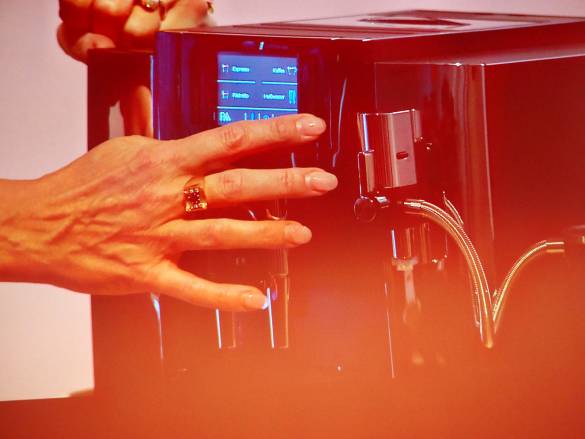 Charmanter kann man das Touch Display des neuen Kaffeevollautomaten E8 von Jura kaum präsentieren. 