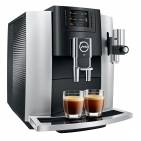 Jura Kaffeevollautomat E8 bereitet 12 Spezialitäten auf Knopfdruck.
