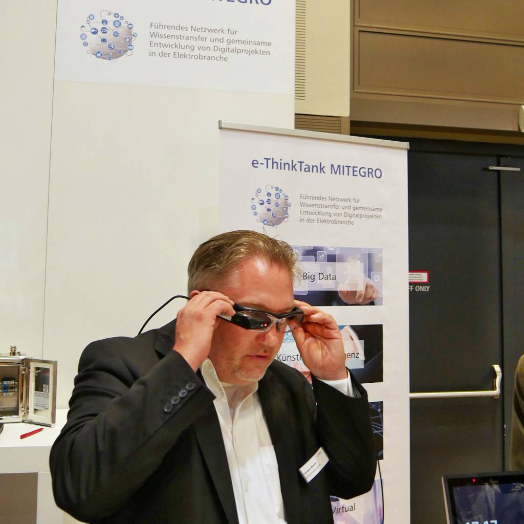 Bald keine Zukunftsmusik mehr: Die Datenbrille hält Einzug bei den Elektroinstallateuren.