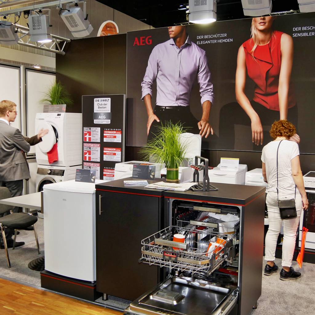 AEG stellte insbesondere den Geschirrspüler mit der ComfortLift-Funktion in den Mittelpunkt.