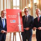 Vertragsverlängerung in Berlin (v.li.): Hans-Joachim Kamp, Aufsichtsratsvorsitzender der gfu, Michael Müller, Regierender Bürgermeister von Berlin, Dr. Christian Göke, Vorsitzender der Geschäftsführung Messe Berlin.