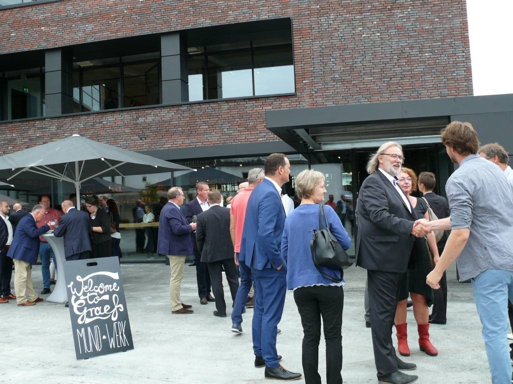 Hermann Graef begrüßt die eintreffenden Gäste im neuen Markenzentrum.