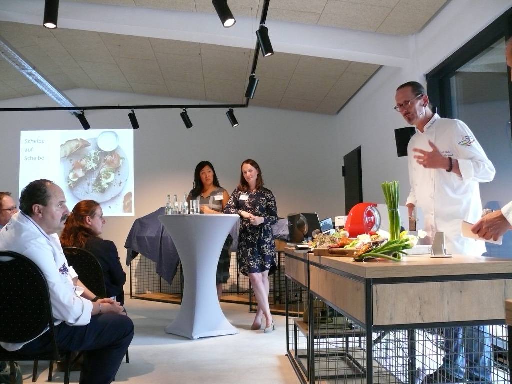 Reiner Neidhart (r.), Neidharts Küche Karben/Frankfurt, informierte über die Vorzüge der SlicedKitchen.