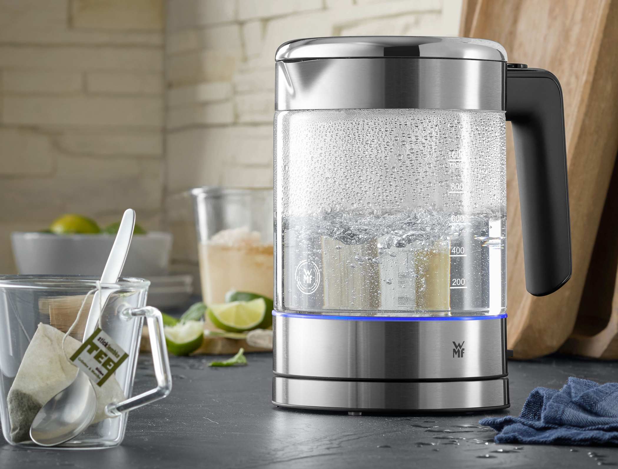 WMF KÜCHENminis Glas-Wasserkocher 1l mit LED-Leuchtring im Boden.
