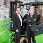 Alpay Güner, CEO AO Europe, freut sich auf die Verstärkung durch den Logistikexperten Thomas Ruthekolck (re.).