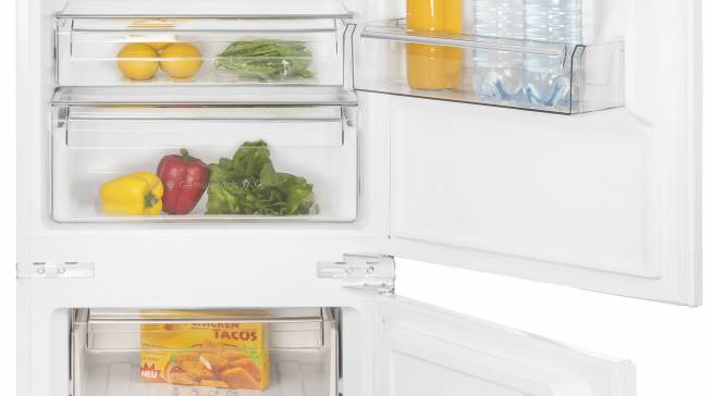 Edelstahlfarbige Applikationen veredeln die DoubleDoor Kühl-Gefrierkombi VREKGC 17811 A++.