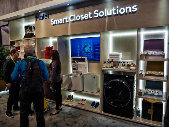 Die Smart Closet Solutions von Haier auf der CES 2019.