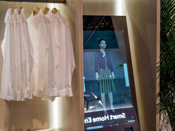 Der Spiegel der Zukunft hilft bei der Kleiderauswahl.