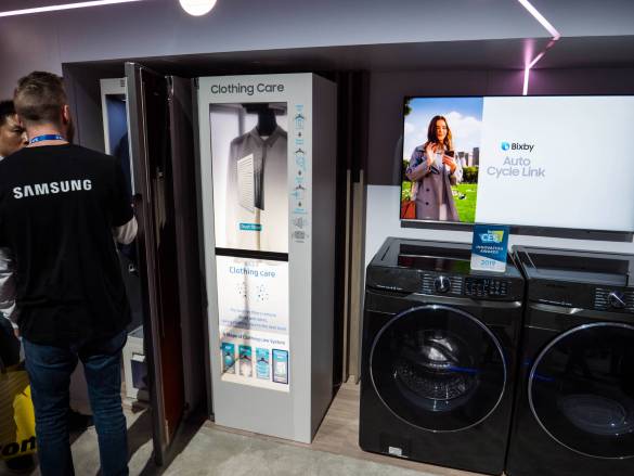 Samsung hatte auf der CES 2019 einen „Dampfschrank“ zur Reinigung von Kleidung im Gepäck.