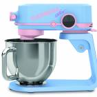Carrera und der Designer Karim Rashid überraschen mit einer Küchenmaschine in der Farbkombination himmelblau und rosa.