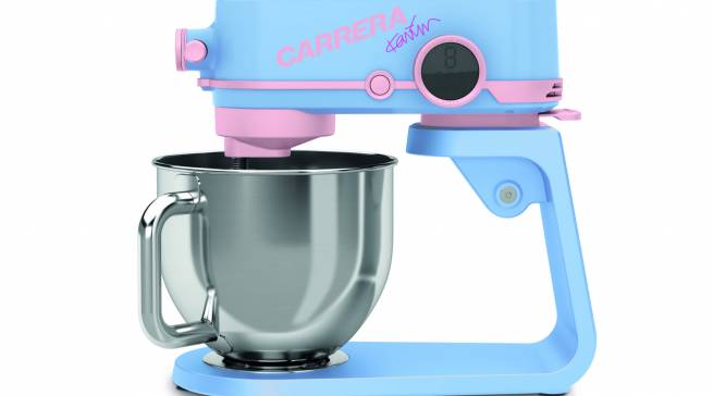 Carrera und der Designer Karim Rashid überraschen mit einer Küchenmaschine in der Farbkombination himmelblau und rosa.