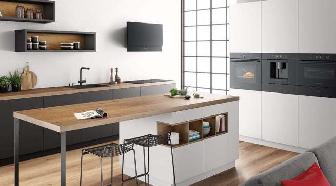 Blickfang in der Küche: die Gerätereihe „accent line carbon black“ von Bosch.