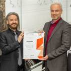Donat Brandt (l.), Präsident des Plux X Award überreicht die Auszeichnung an Murat Arslan.