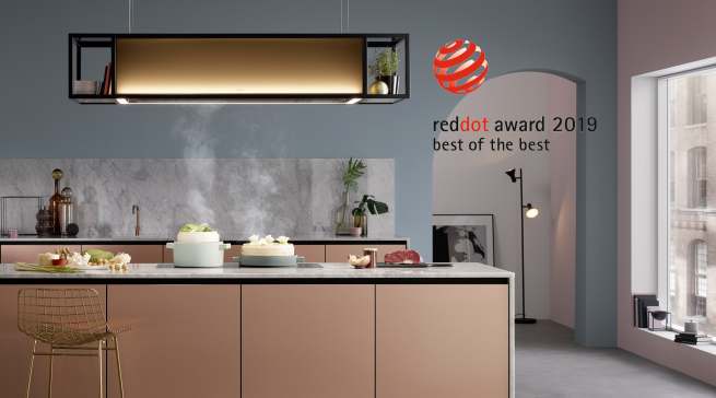 Das kubische Design der „skyline Frame“ im modernen Industrie-Chic verbirgt hinter den Fronten aus Rauchglas eine individuell einstellbare Effektbeleuchtung.