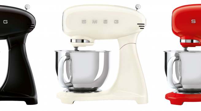 Einen Kuchen für Freunde oder die Familie backen, den Geruch von frisch gebackenem Brot wahrnehmen, Nudelteig frisch zubereiten: Die Küchenmaschine SMF03 im Stil der 50er Jahre von Smeg sorgt als vermeintlich kleiner Küchenhelfer für große Küche.