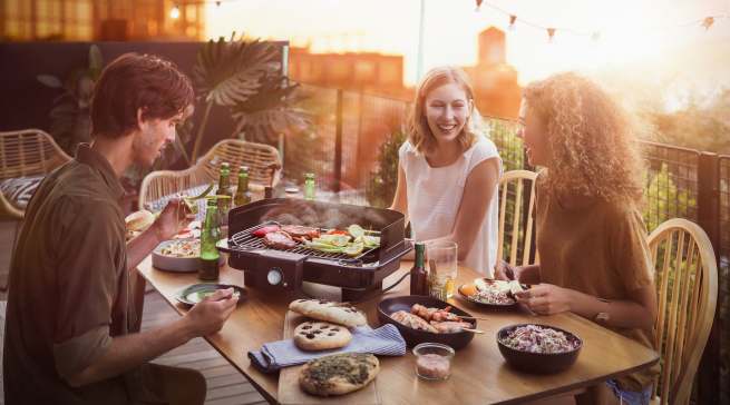 Die Citygriller kommen! Große Grillfläche und 2.500 Watt stark: Stand-/ Elektrogrill - Modell PG 8548 von Severin.