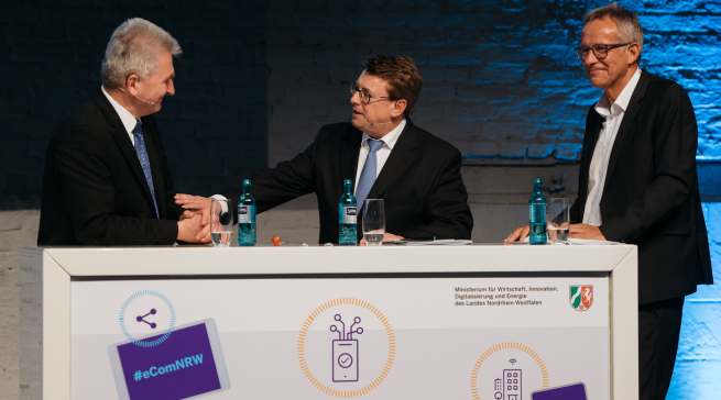 eCommerce-Tag in Köln: WDR-Moderator Helmut Rehmsen (r.) moderierte die Podiumsdiskussion mit NRW-Wirtschaftsminister Pinkwart (l) und Galeria Karstadt Kaufhof Chef Stephan Fanderl. Fotos: MWIDE NRW/D. Misztal, Matthias M. Machan