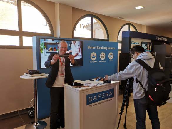 Revolutionär und eine neue Ära des Smart Cooking: „Unser neuer intelligenter Kochsensor macht das Kochen intelligenter und sicherer: Er stellt einen Timer automatisch ein, hilft vor allem, Kochbrände zu vermeiden und überwacht auch die Luftqualität“, Mikko Reinikainen, Founder Safera Sense.