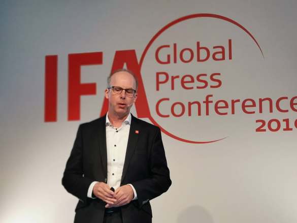 Norbert Herzog, als Senior Strategic Insights Manager MDA bei der GfK Experte für Hausgeräte: „Wenn Produkte das Leben im Alltag einfacher machen, dann kaufen die Kunden. Staubsauger sind zwischen 2016 und 2018 um 17 % im Absatz gestiegen – Saugroboter aber um 35 %!“